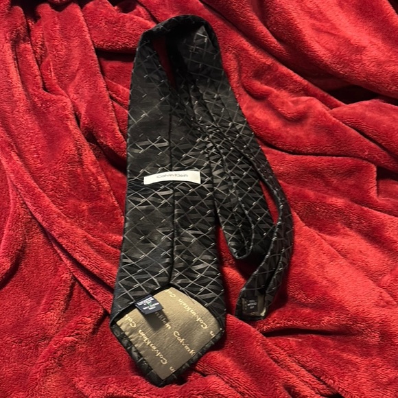 Calvin Klein Black Diamond Pattern Silk Tie - Picture 3 of 8